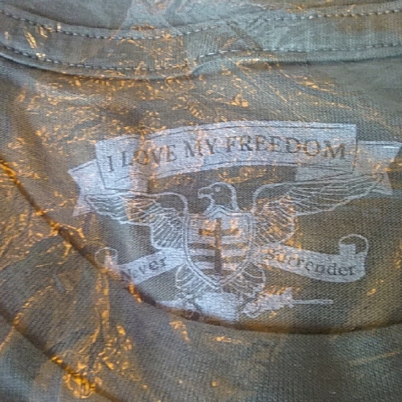 TRUMP Short Sleeve Tee with Red Star Pattern. Brand New In Package. Womens XL. - Picture 3 of 5